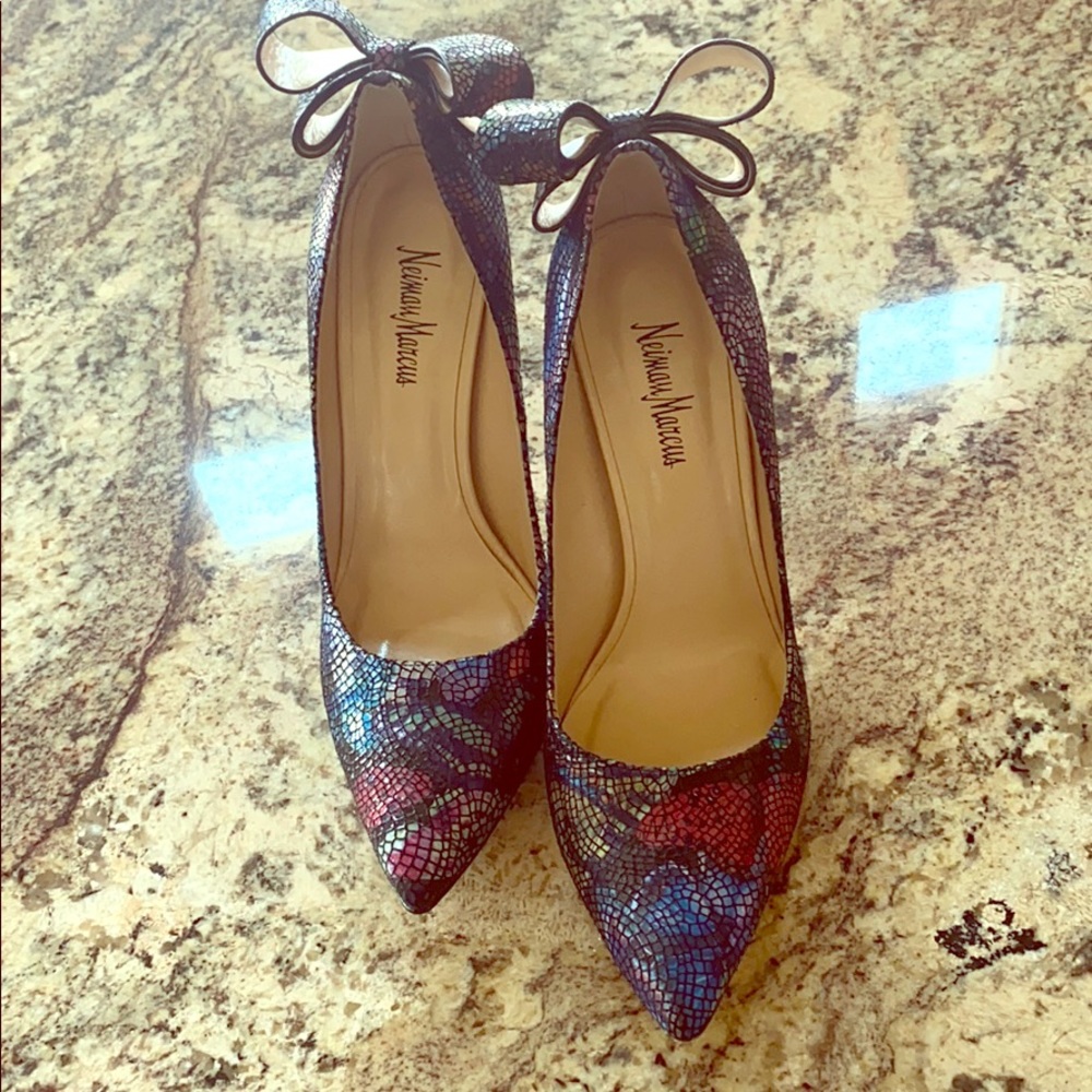 Neiman Marcus Bowed Back Heels❣️Size 10